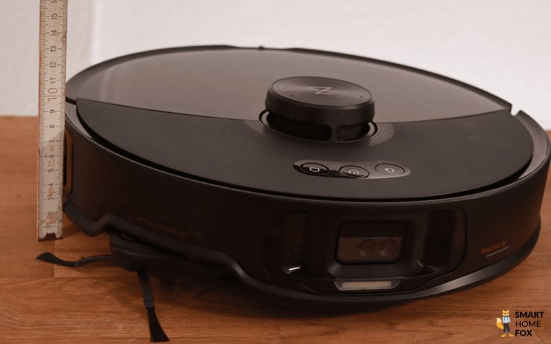 Die Bauhöhe des Roborock S8 MaxV Ultra wird gemessen.